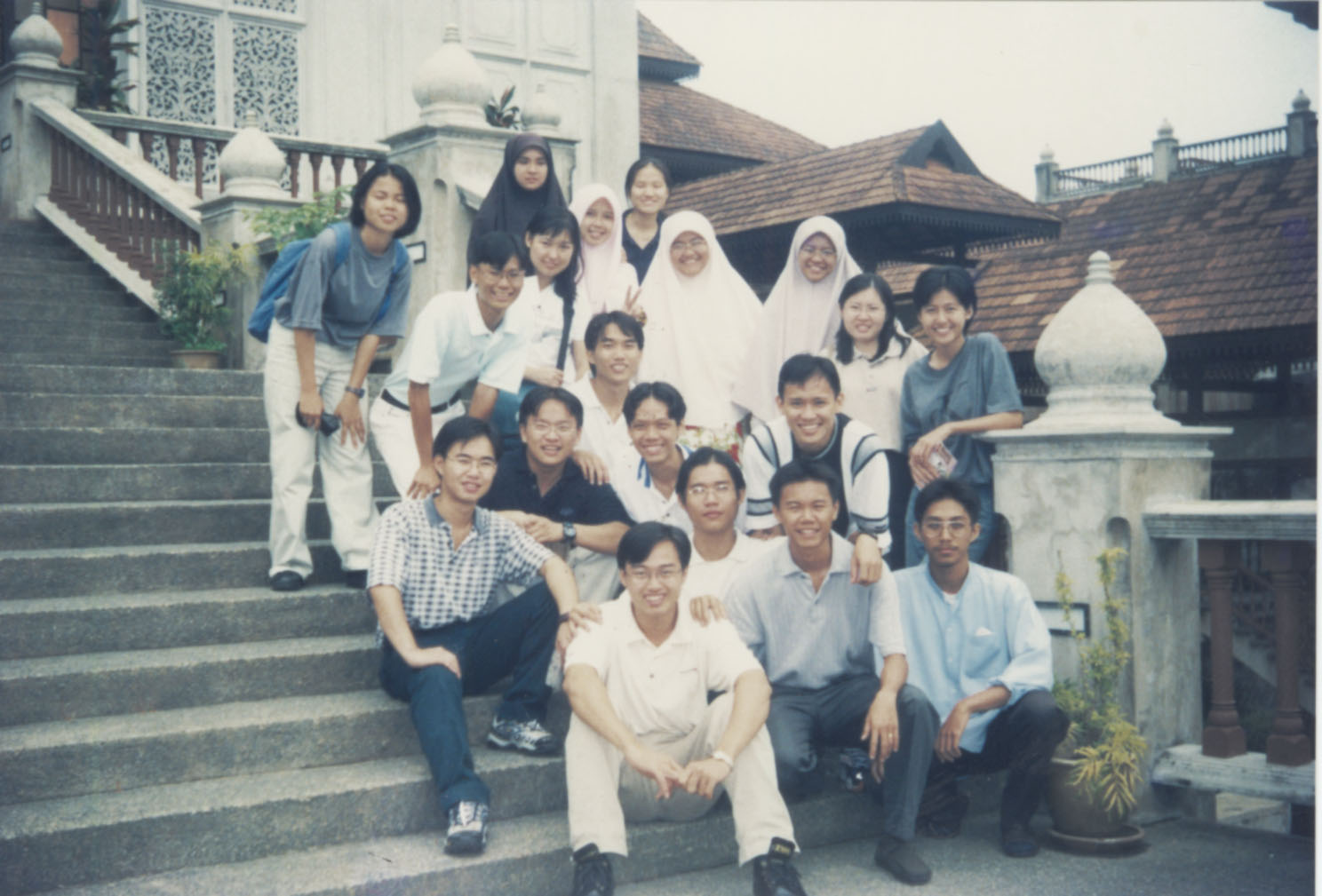 1999年的我，与马来�生组团访问回教党执政的登州。9年之后我也变了，告别象牙塔，踏入社会大�已8年