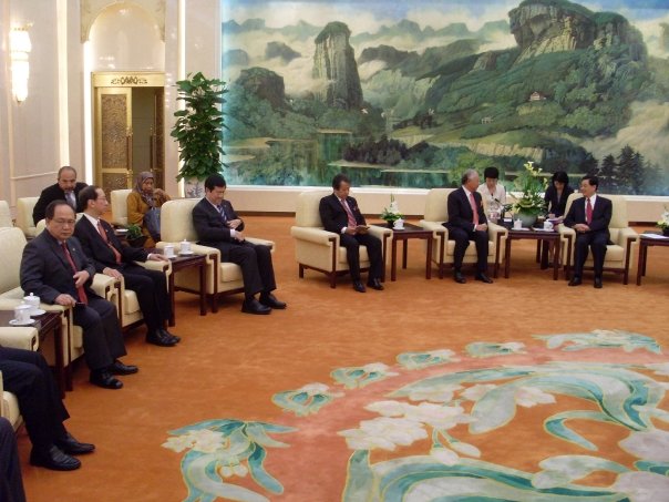 纳吉率领大马代表团访问中国，与胡锦涛会面；经贸是双边关系的重点，吸金则是主干。照片提供：陈福森（许子根的特别官员）