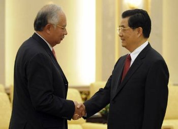 2009年6月4日，大马首相兼巫统主席纳吉与中国国家主席件中共总书记胡锦涛，在人民大会堂会面。