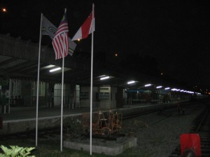夜阑人静的火车内显得非常寂静。大马国旗为中央，新加坡和大马铁道局旗帜为左右，向世界宣告土地主人的身份。